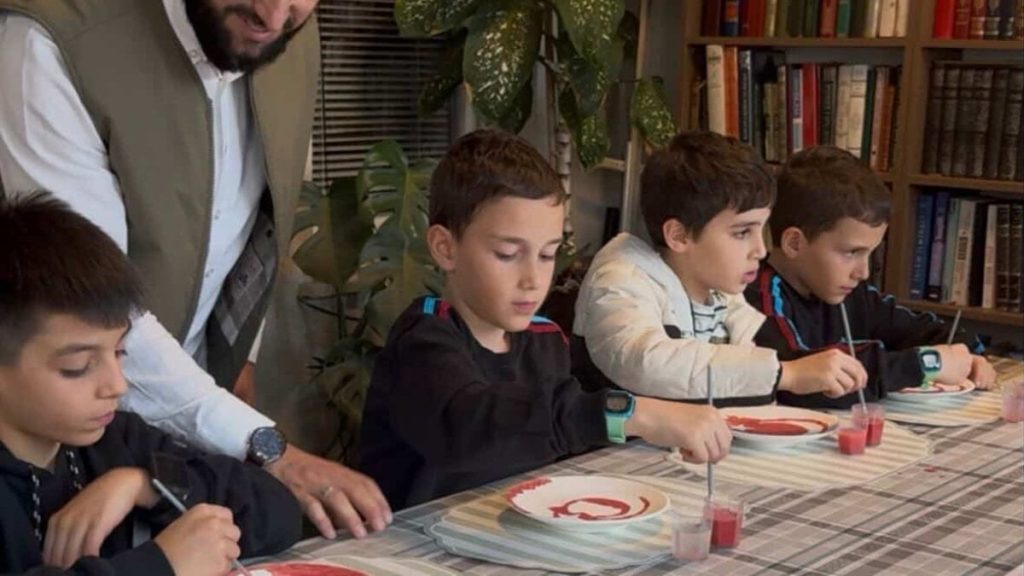İstanbul Üsküdar’da imamdan örnek proje: Camiye gelen çocuklara çini boyama öğretiyor