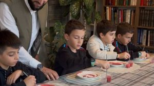 İstanbul Üsküdar’da imamdan örnek proje: Camiye gelen çocuklara çini boyama öğretiyor