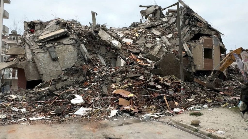 İstanbul’da 5 katlı bina yıkım sırasında çöktü