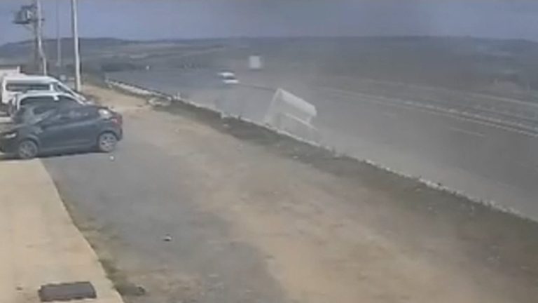 İstanbul’da aracının hakimiyetini kaybetti, refüje çarptı