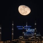 İstanbul’da Çamlıca Cami ile ‘Küçülen Şişkin Ay” aynı karede