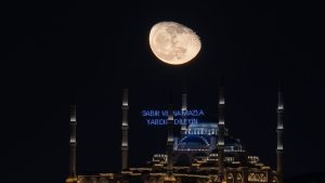 İstanbul’da Çamlıca Cami ile ‘Küçülen Şişkin Ay” aynı karede