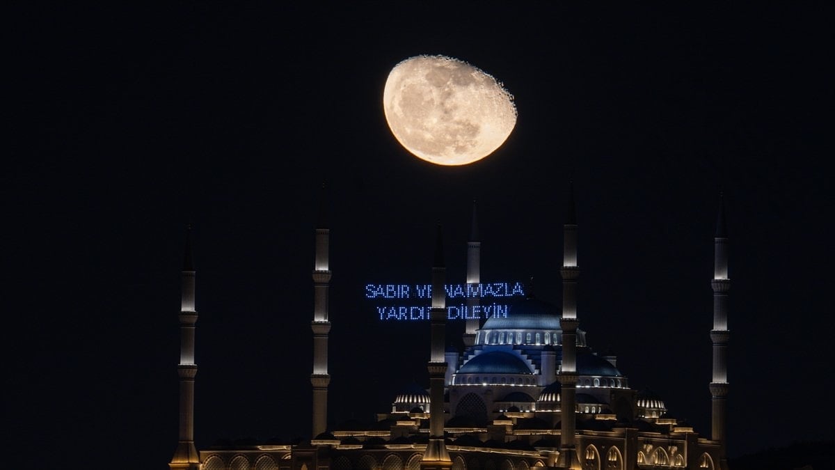 İstanbul’da Çamlıca Cami ile ‘Küçülen Şişkin Ay” aynı karede