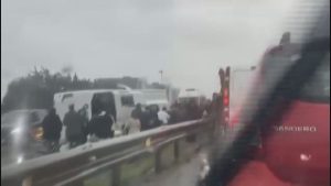 İstanbul’da D-100 karayolunda minibüs devrildi