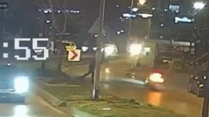 İstanbul’da ‘dur’ ihtarına uymayan sürücü ağaca çarptı