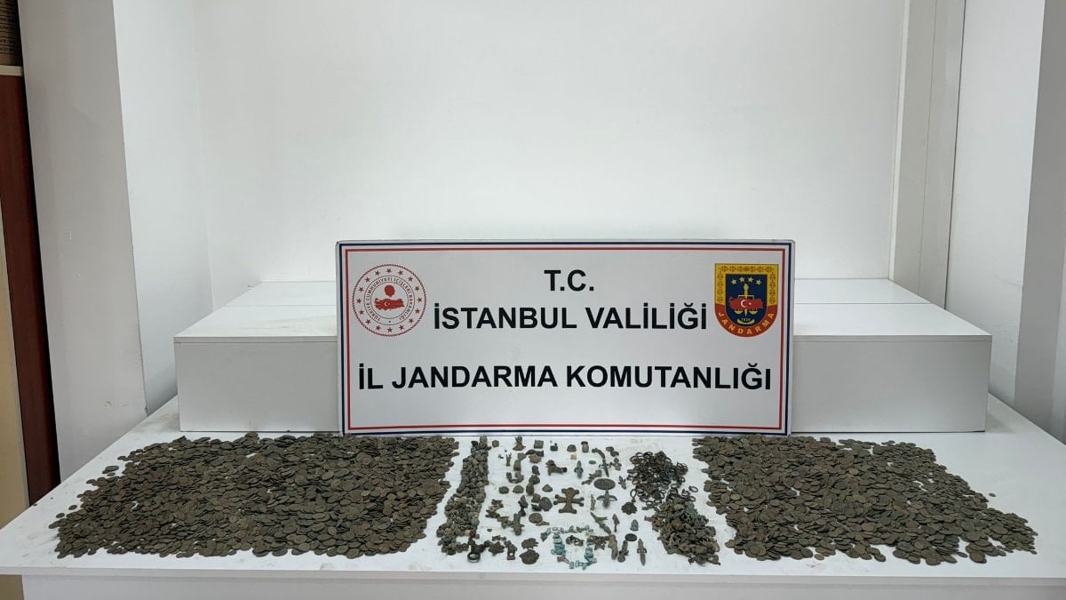 İstanbul’da düzenlenen operasyonda 8 bin 582 adet tarihi eser ele geçirildi