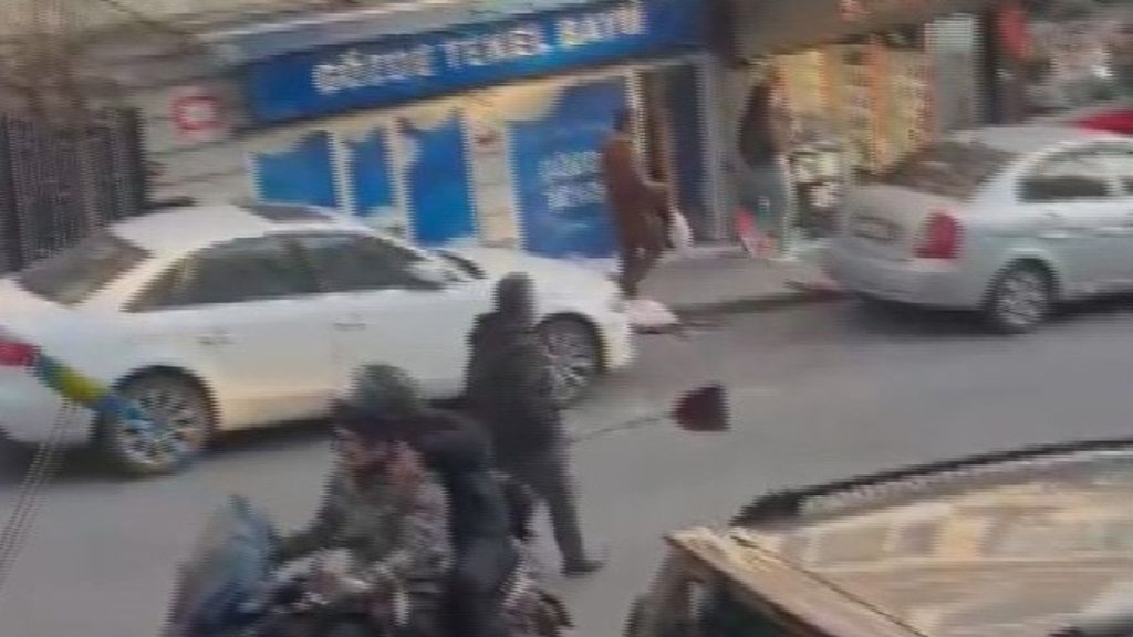 İstanbul’da etrafa rastgele bıçakla saldıran şüpheli cep telefonuyla görüntülendi