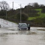 İstanbul’da göle dönen yolda mahsur kaldı: Arabasıyla beraber kurtarıldı