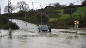 İstanbul’da göle dönen yolda mahsur kaldı: Arabasıyla beraber kurtarıldı