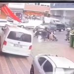 İstanbul’da hafif ticari araç çocuğa çarparak altına aldı: O anlar güvenlik kamerasında