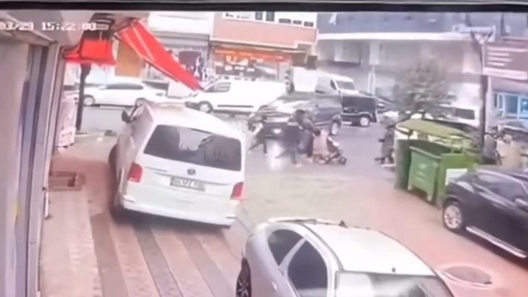 İstanbul’da hafif ticari araç çocuğa çarparak altına aldı: O anlar güvenlik kamerasında