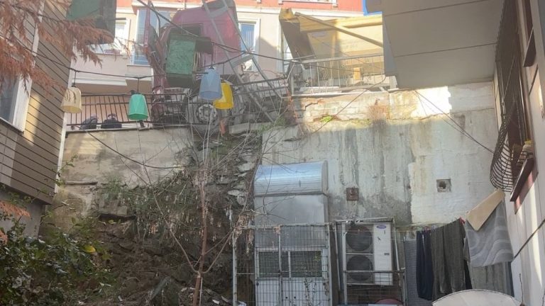 İstanbul’da hafriyat kamyonunun el frenini çekmeyi unuttu: Durdurmaya çalışırken aşağı düştü