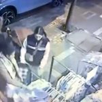 İstanbul’da hırsızların “pes” dedirten rahat tavırları kamerada