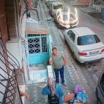 İstanbul’da husumetli olduğu komşusuna sokakta yumrukla saldırdı