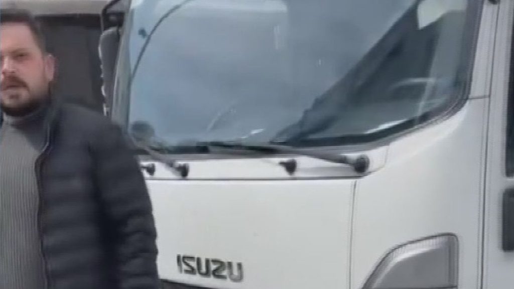 İstanbul’da iki kamyonet şoförünün trafik kavgası kamerada
