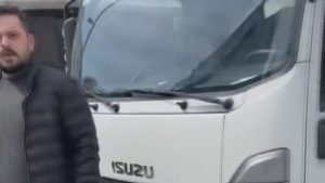 İstanbul’da iki kamyonet şoförünün trafik kavgası kamerada