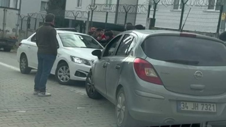İstanbul’da kadın sürücülerin yol verme kavgası kamerada