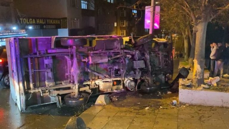 İstanbul’da kamyonetin devrildiği kazada 3 kişi yaralandı