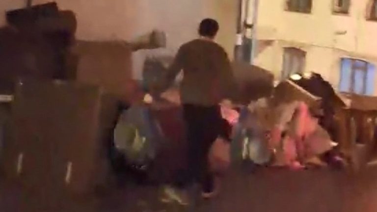 İstanbul’da kiracısının eşyalarını sokağa attı