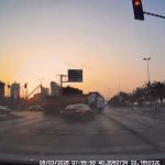 İstanbul’da kırmızı ışıkta geçen otomobil tıra çarpıp durağa daldı