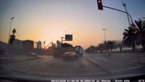 İstanbul’da kırmızı ışıkta geçen otomobil tıra çarpıp durağa daldı