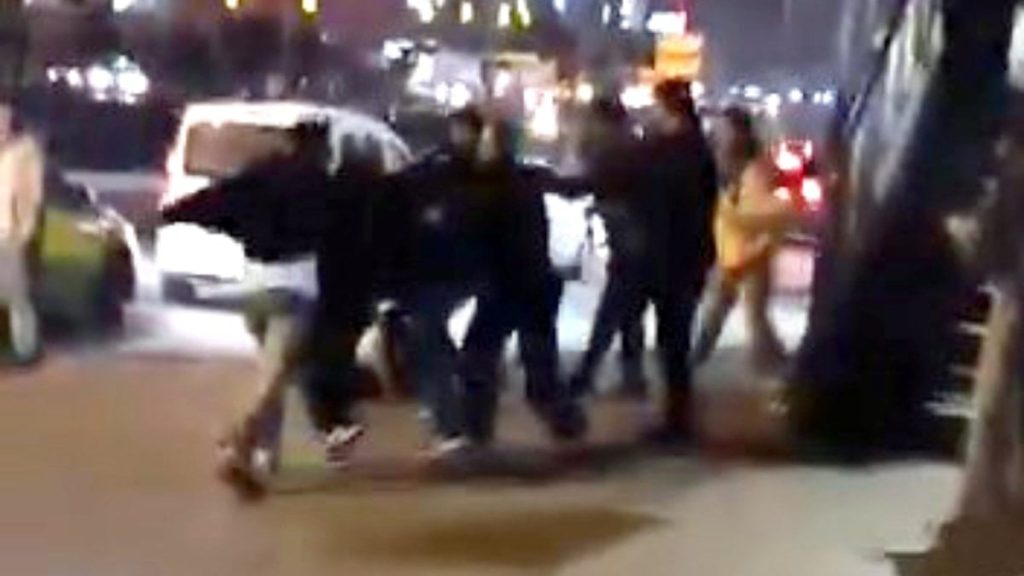 İstanbul’da liselilerin ‘laf atma’ kavgasında ortalık savaş alanına döndü