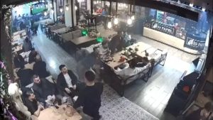 İstanbul’da maç izleyen taraftar gol atılınca bayıldı