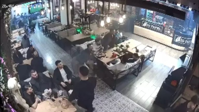 İstanbul’da maç izleyen taraftar gol atılınca bayıldı