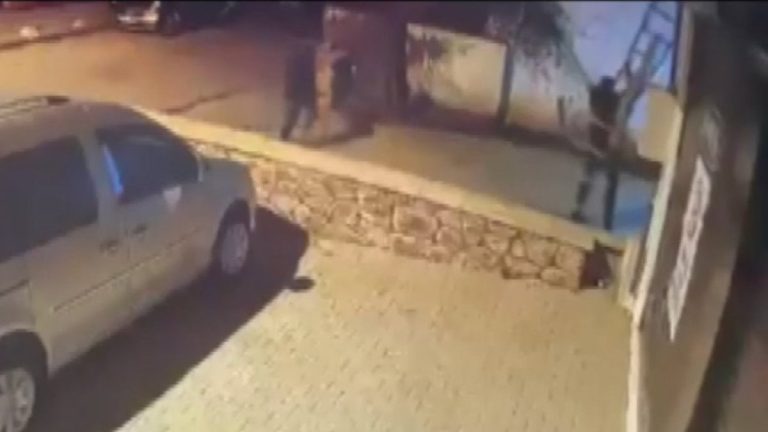 İstanbul’da merdivenle girdikleri evde, sahiplerini bağlayıp soygun yaptılar