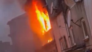 İstanbul’da metruk bir binada çıkan yangın paniğe neden oldu