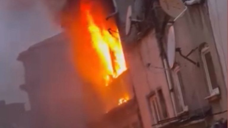 İstanbul’da metruk bir binada çıkan yangın paniğe neden oldu