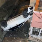 İstanbul’da otomobil bina boşluğuna düştü