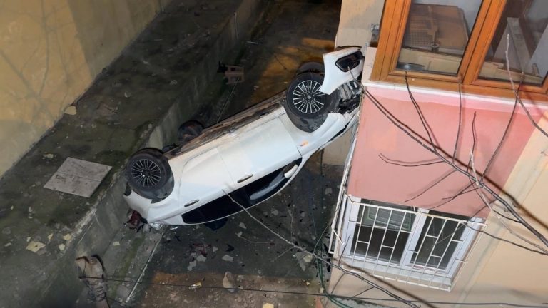 İstanbul’da otomobil bina boşluğuna düştü