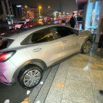 İstanbul’da otomobil kaldırımdaki çocuğa çarptı