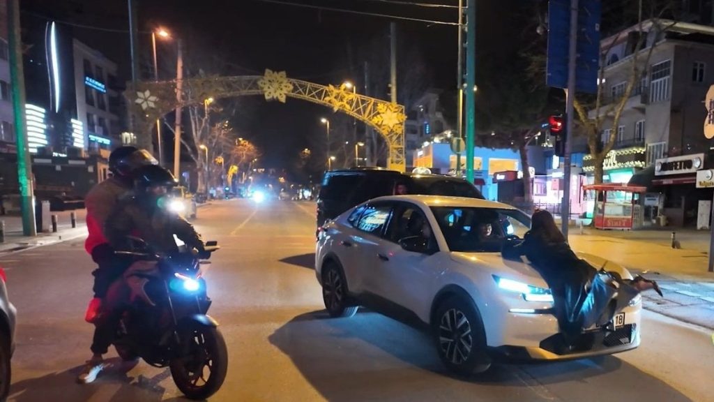 İstanbul’da polis uygulamasında alkollü yolcu bir aracın önüne atladı