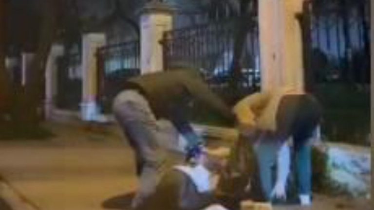 İstanbul’da sevgilisini sokak ortasında darbetti