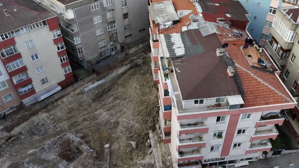 İstanbul’da temeli kayan bina görüntülendi