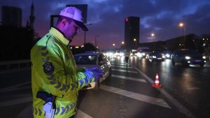 İstanbul’da trafik polislerince taralı alan ihlali uygulaması yapıldı