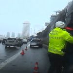 İstanbul’da trafikte boğazına şeker kaçan vatandaşa polisten Heimlich manevrası