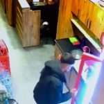 İstanbul’da uyuyakalan adamın telefonunu çalıp oyuna devam etti