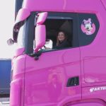 İstanbul’da yaşayan 4 çocuk annesi kadın pembe renkli tırı ile görenleri şaşırtıyor