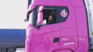 İstanbul’da yaşayan 4 çocuk annesi kadın pembe renkli tırı ile görenleri şaşırtıyor