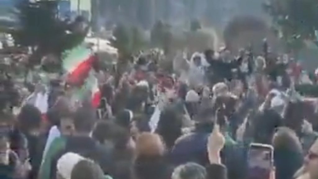 İstanbul’da yaşayan İranlılar, Hamaney’in ölümü sonrası tatlı dağıttı