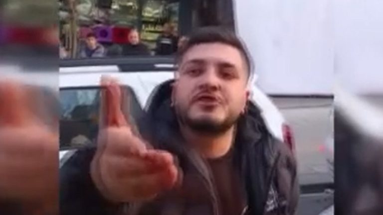 İstanbul’da yol verme kavgasında otobüsü yumrukladı