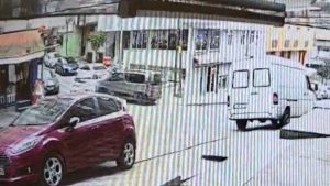 İstanbul’da yol verme kavgasında otomobile çarptı