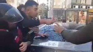 İstanbul’da yol verme tartışmasında kamyonet şoförüne demir çubukla saldırdılar