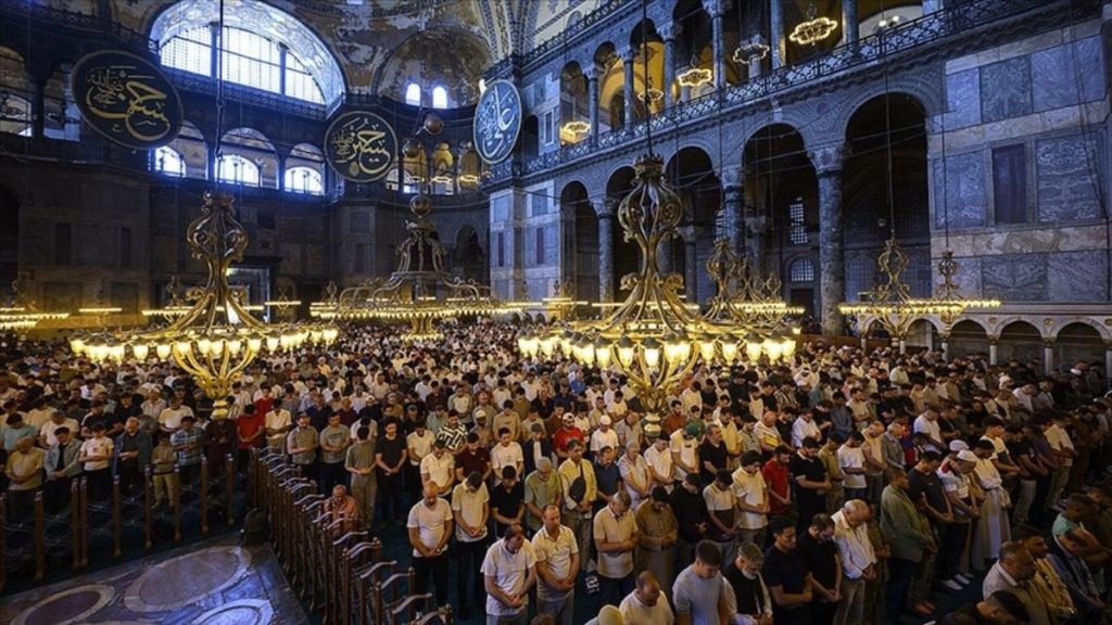 İstanbul’daki camilerde bayram namazı kılındı