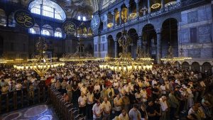 İstanbul’daki camilerde bayram namazı kılındı