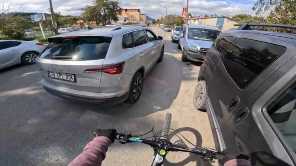 İzmir’de bisikletli genci sıkıştırıp aracından indi: 180 bin lira ceza kesildi