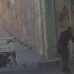 İzmir’de bozuk yolları onarmak vatandaşa kaldı